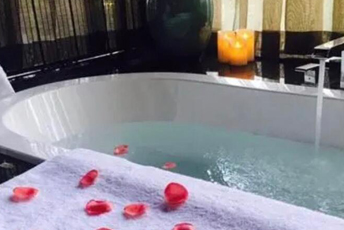 上海松江区水疗池中的失重冥想:当身体学会漂浮